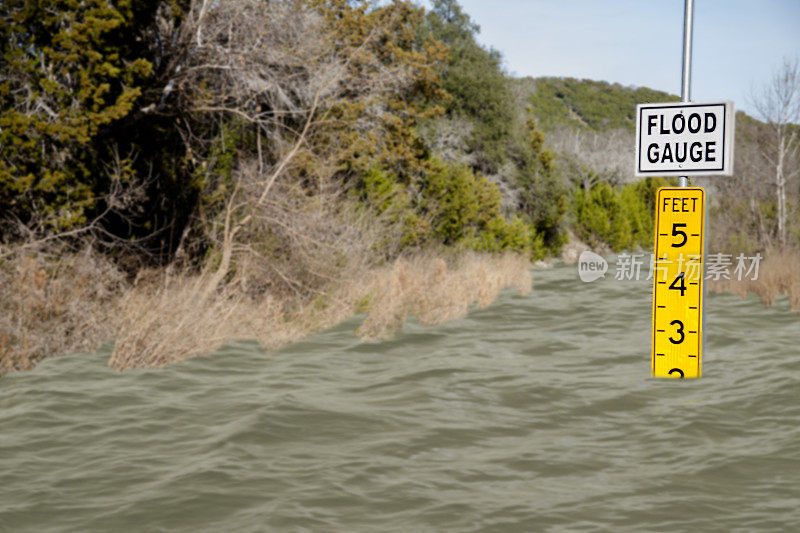 美国德克萨斯州的路边洪水测量仪