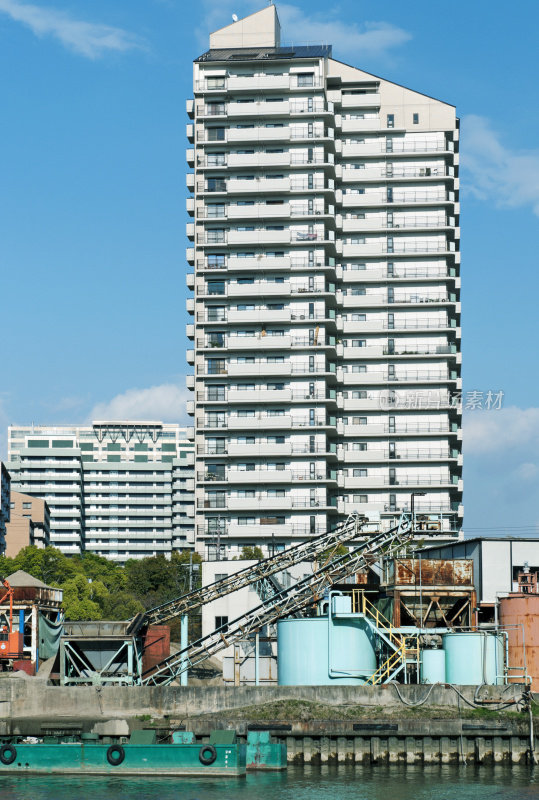 日本大阪的河边水泥厂和公寓楼