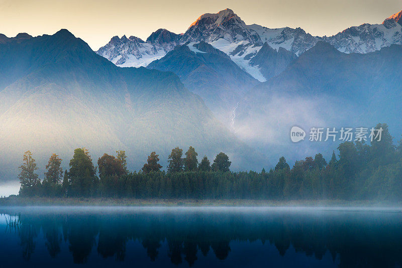 新西兰马锡森湖的库克山