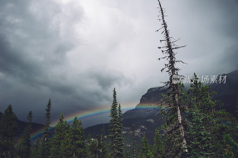 彩虹出现在暴风雨中在山区