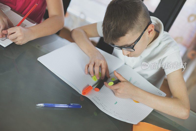 漂亮的男生在家里做作业