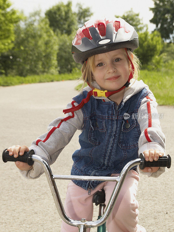 自行车的小女孩
