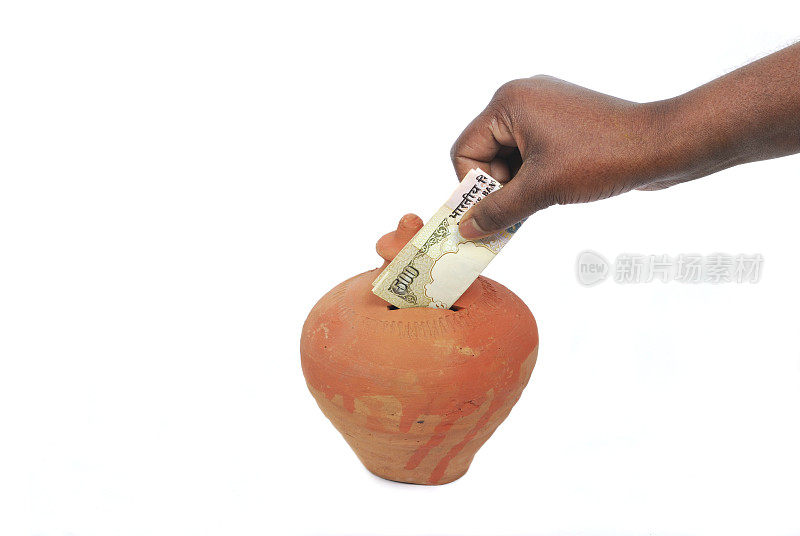 储蓄——存放在印度传统的小猪储蓄罐里的钱