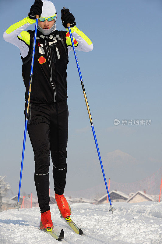 蓝天下的越野滑雪者