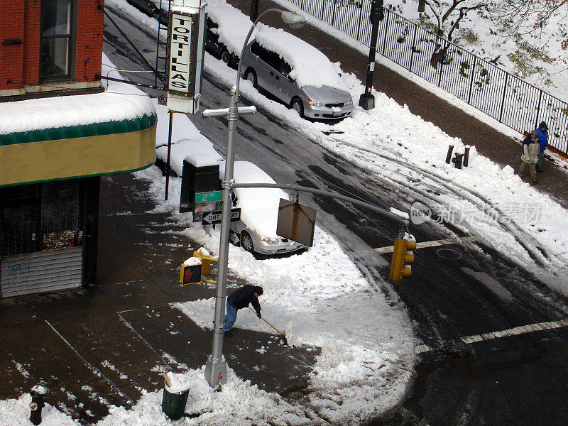 纽约人行道上的铲雪