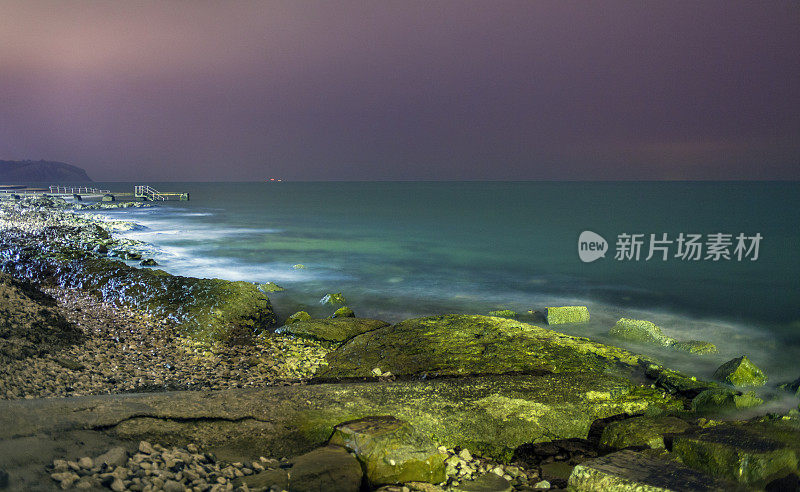 冬季夜晚有风的海景