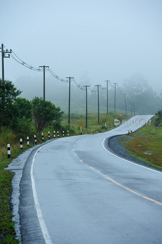 山路在雨中。