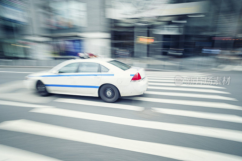 在纽约曼哈顿行驶的警车