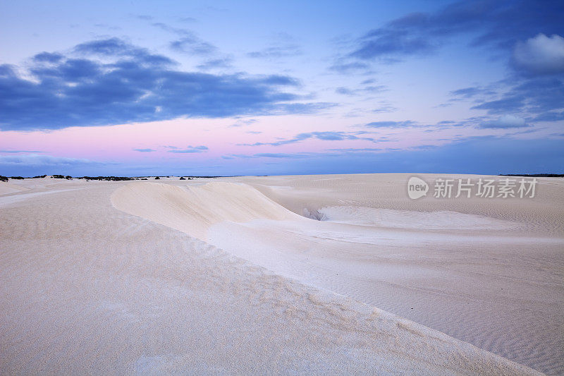 白色沙丘附近的兰斯林，西澳大利亚日落