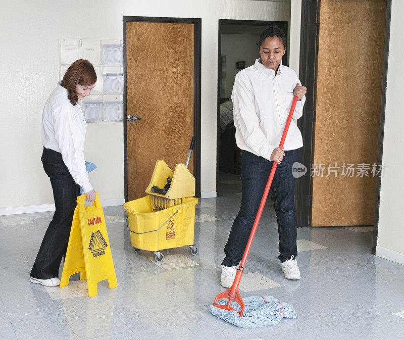 妇女清洁办公室地板-清洁服务