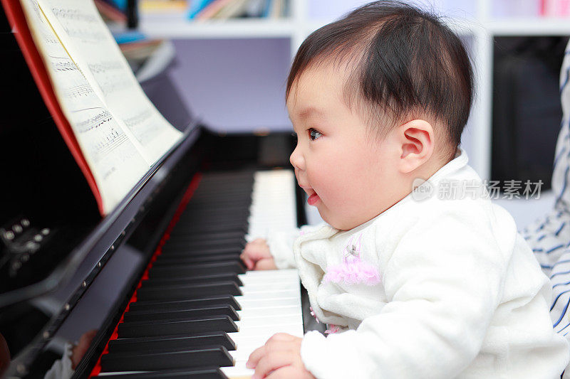 小宝贝学钢琴