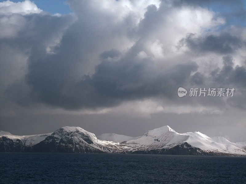 阿留申群岛和雪山