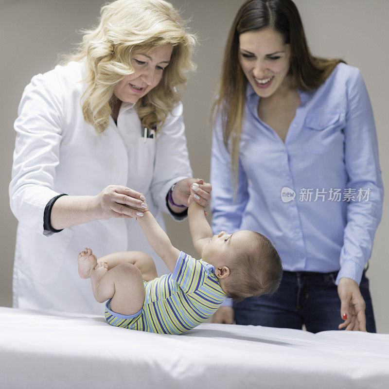 儿科医生正在给婴儿做体检