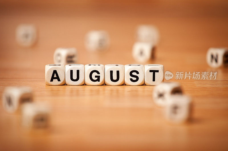 字母方块里的August