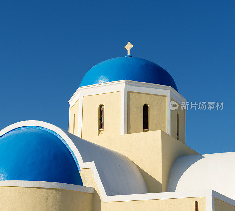 希腊圣托里尼岛伊亚村的蓝色圆顶教堂