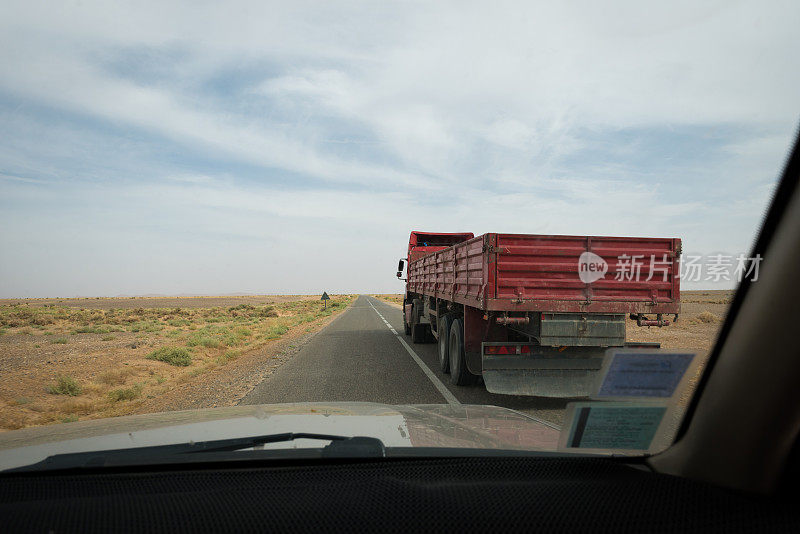 在公路上超过一辆运输卡车