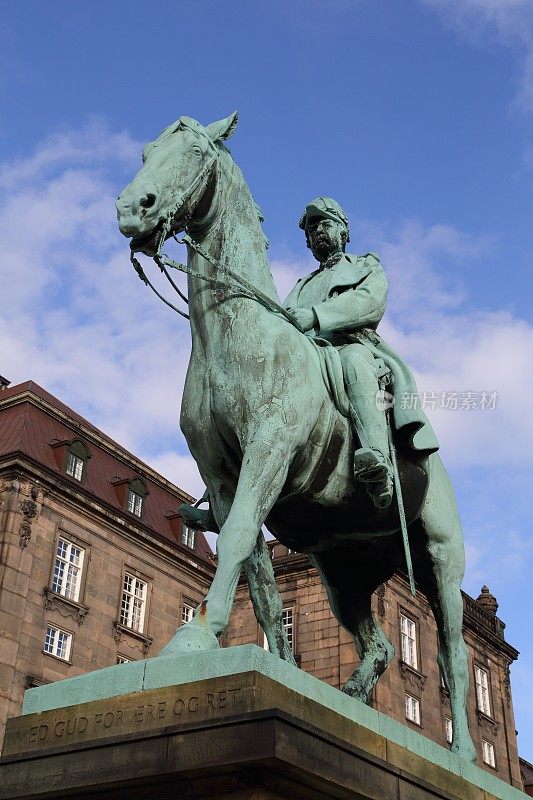 国王克里斯蒂安九世在丹麦议会骑马雕像