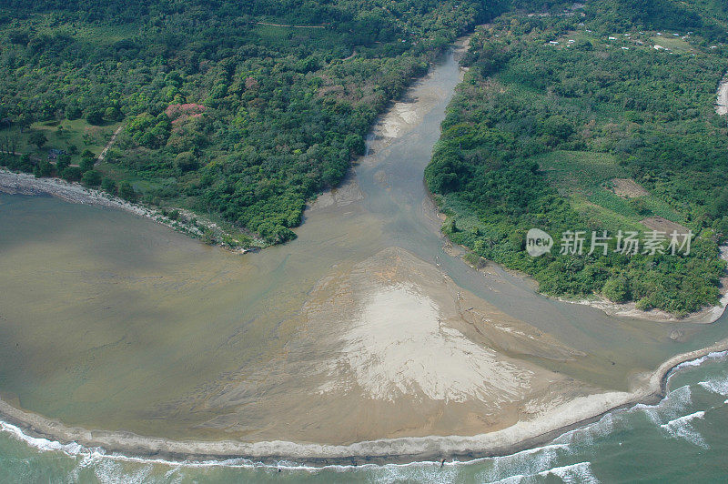 洪都拉斯的沙洲和河流热带海岸线