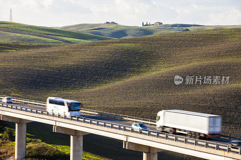 意大利托斯卡纳高架公路上的交通状况
