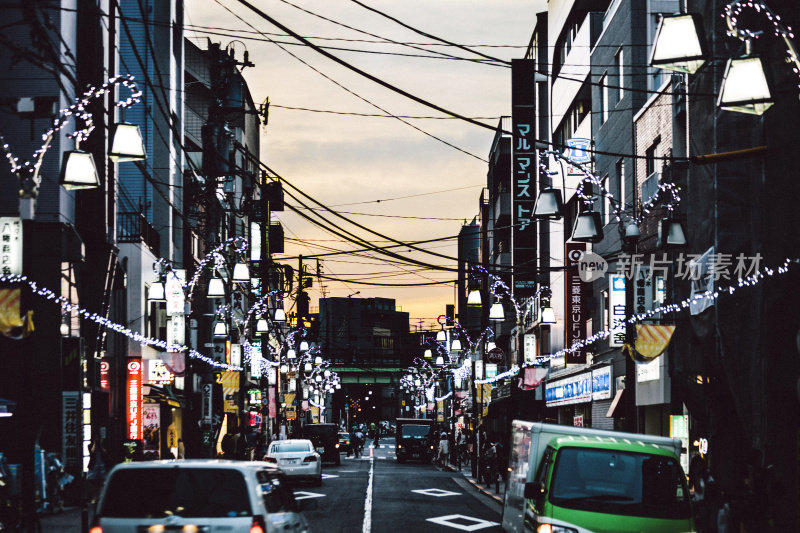 日落时分，东京涉谷的街道。