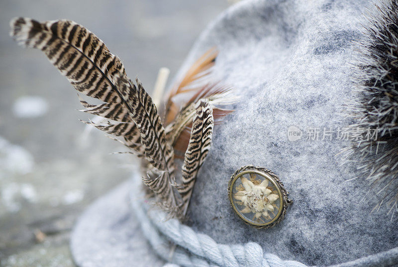 传统的德国猎人毡帽，雪绒花和羽毛