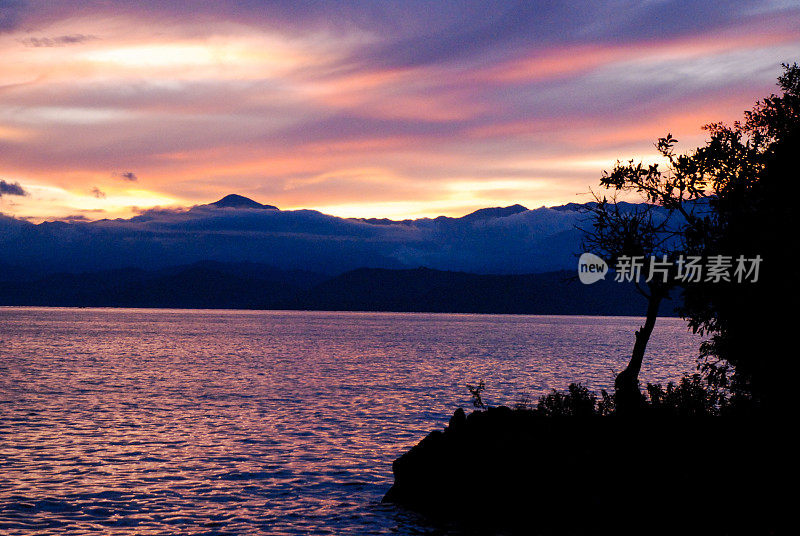 灿烂的日落和轮廓沿基伍湖卢旺达非洲