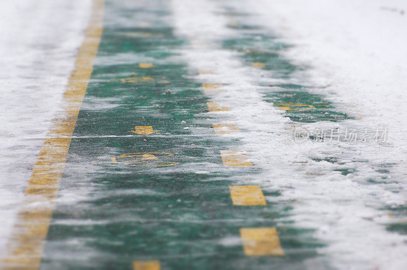 公园里冰雪覆盖的自行车道