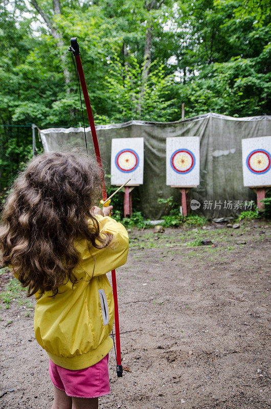 年轻女孩向靶子射箭