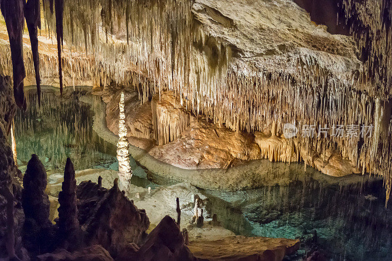在一个有地下湖的大石灰岩洞穴里