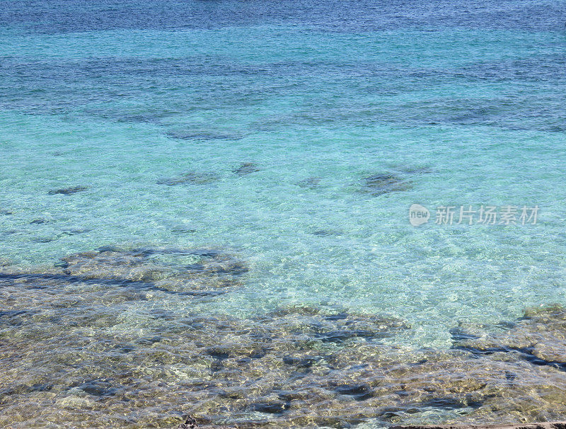 伊比沙岛清澈湛蓝的海水