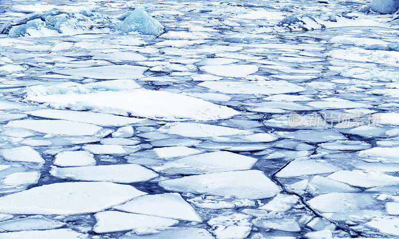 冰岛冰原融化，冰川泻湖在冬季