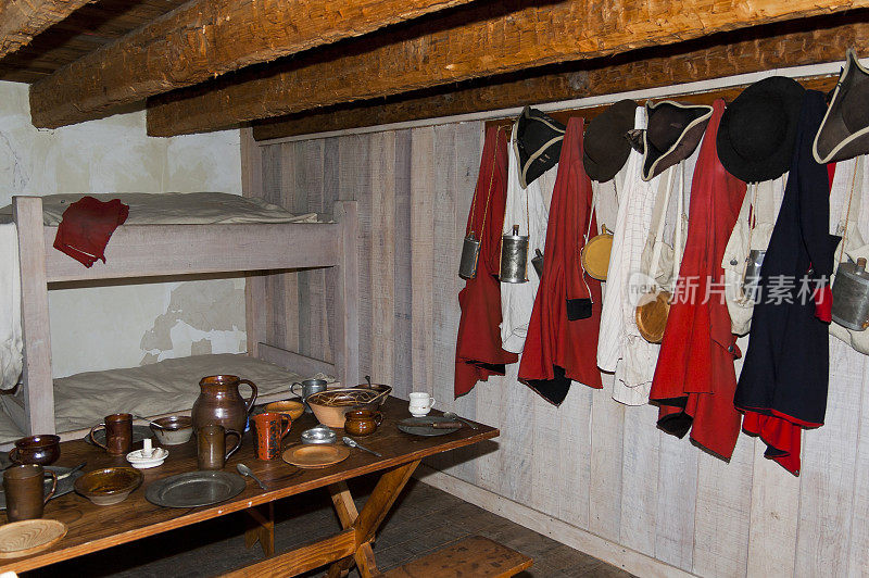 有桌子、床和衣服的殖民地房间——法国和印第安战争时期
