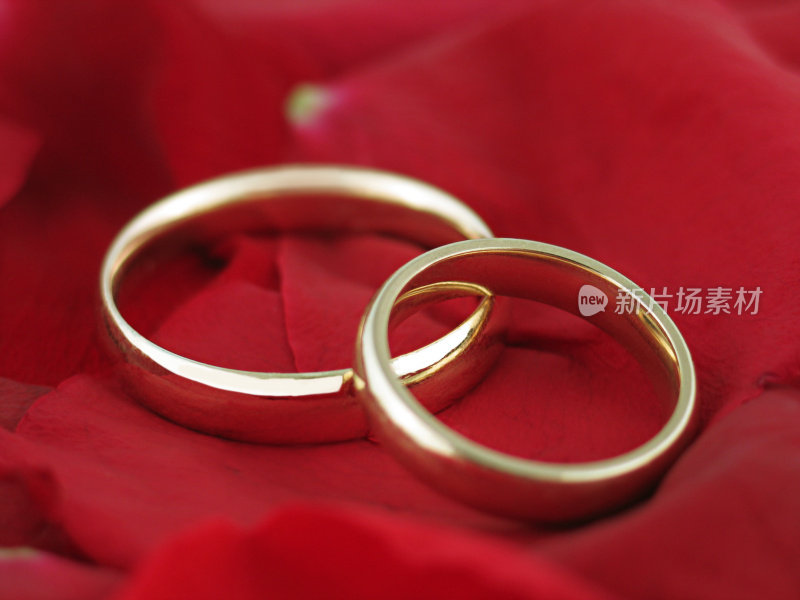 玫瑰花瓣上的结婚戒指