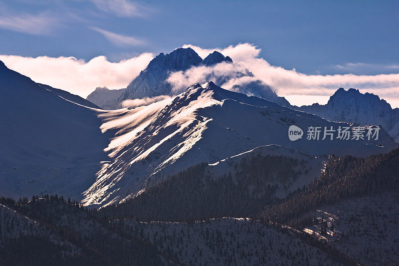 山上有霜的早晨