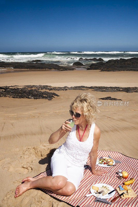 在南非的自然谷海滩野餐