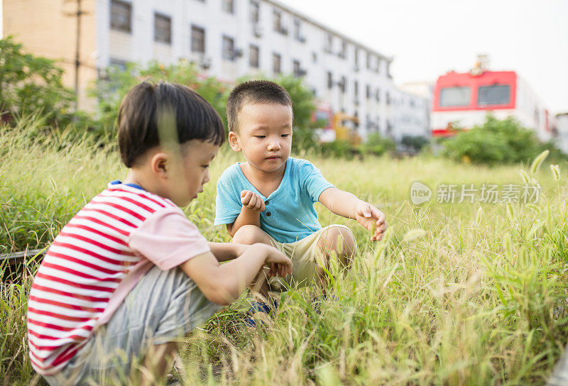 孩子们在跑道上玩耍