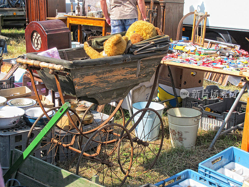 古董婴儿车和玩具熊在跳蚤市场