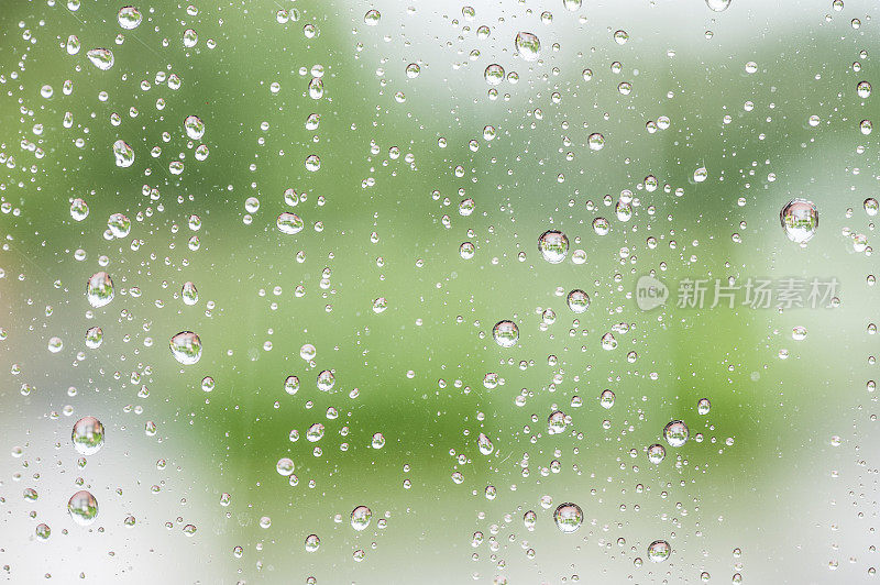 小雨打在窗口