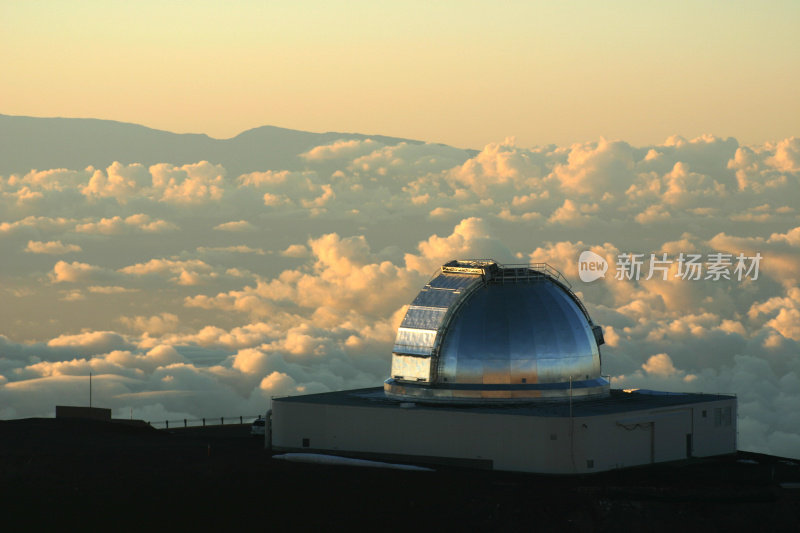 夏威夷日落时的天文太空望远镜