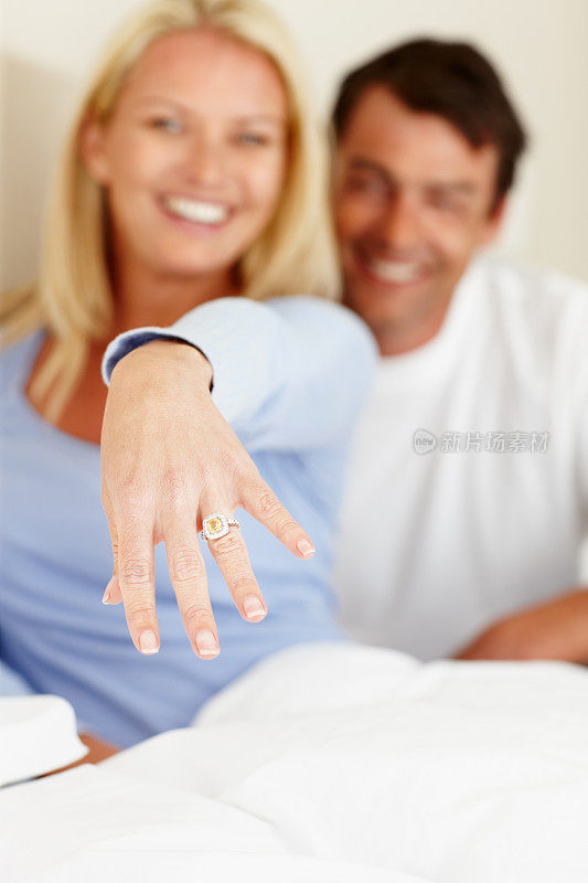 漂亮的戒指戴在女人的手上
