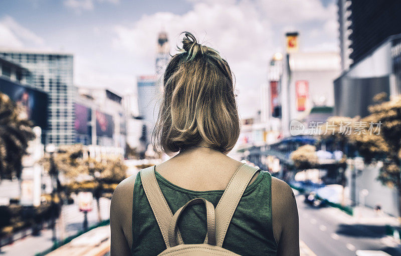 年轻女子探索曼谷的街道