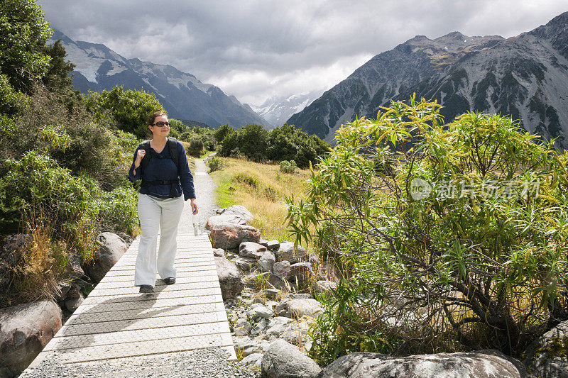 在新西兰南阿尔卑斯山库克山徒步旅行的妇女