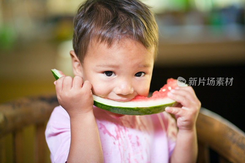 小男孩吃西瓜