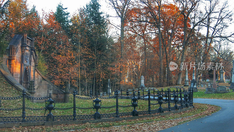 华丽的门，坟墓，历史性的奥克伍德公墓，秋天，日落，特洛伊，纽约