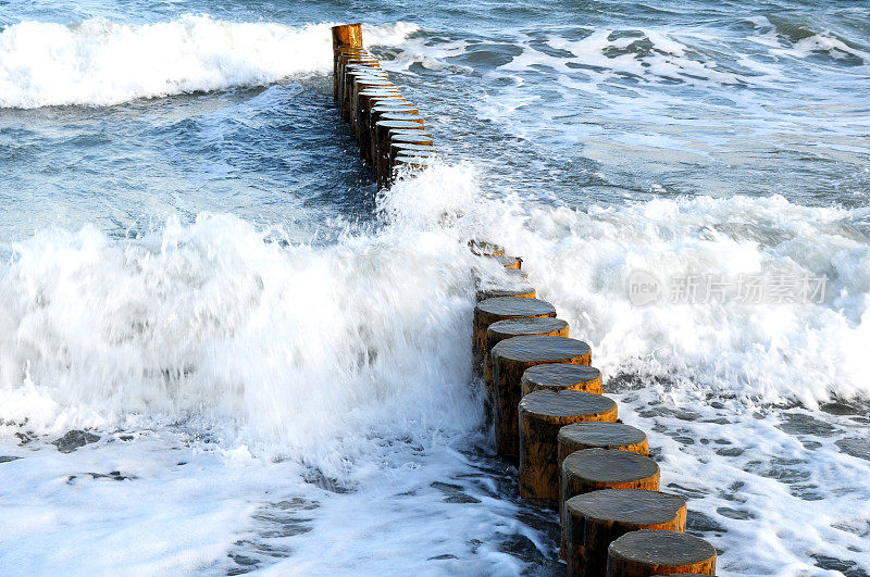 波涛汹涌的海面