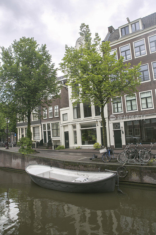 传统建筑位于荷兰阿姆斯特丹的水道海岸