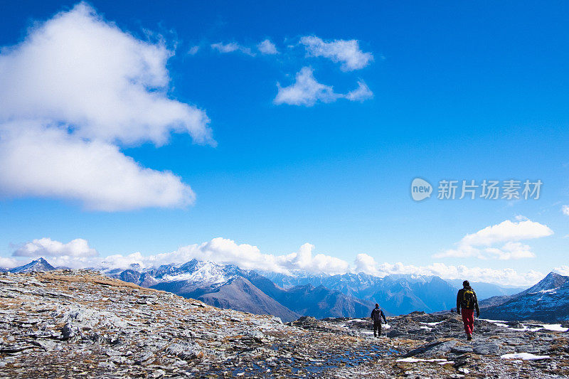 徒步旅行者在山里徒步旅行