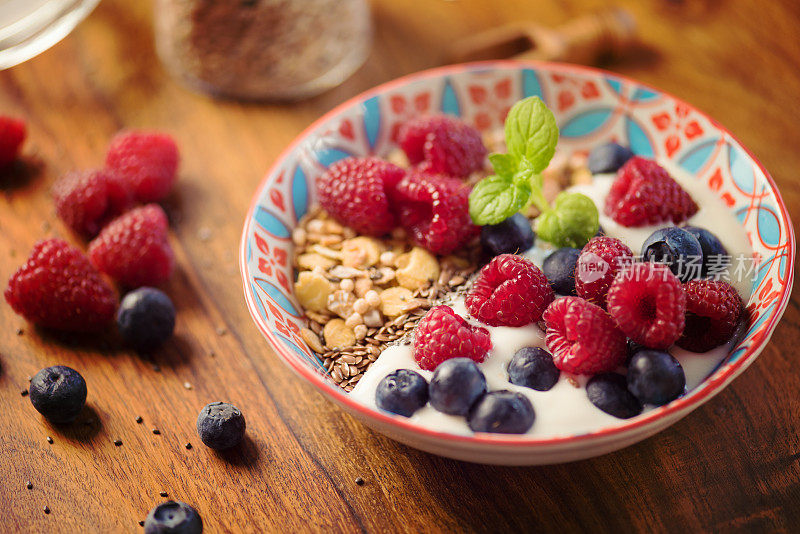 美味健康的早餐，有覆盆子、蓝莓和薄荷叶