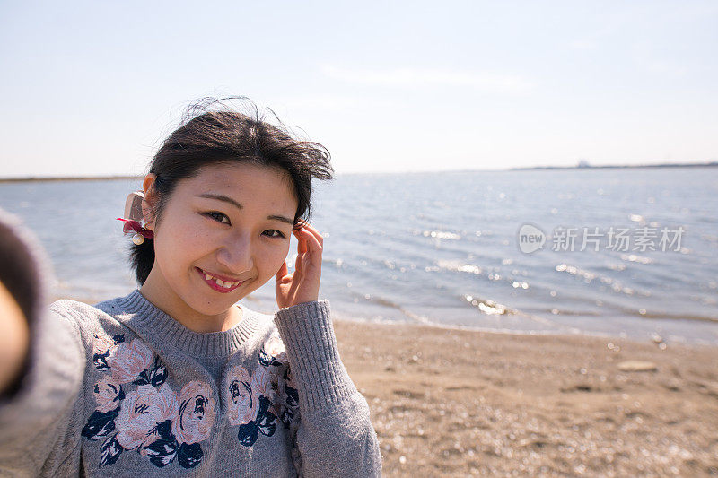 年轻女子在海滩自拍