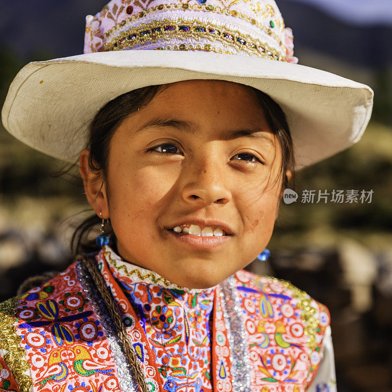 穿着民族服装的秘鲁年轻女孩，秘鲁的Chivay